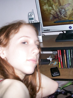 Piccola troia rossa ha voglia di cazzo