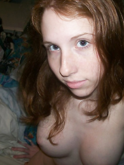 Piccola troia rossa ha voglia di cazzo