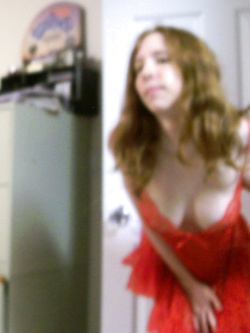 Piccola troia rossa ha voglia di cazzo