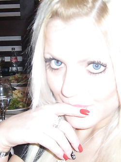 Ci mostra le sue tette appena rifatte