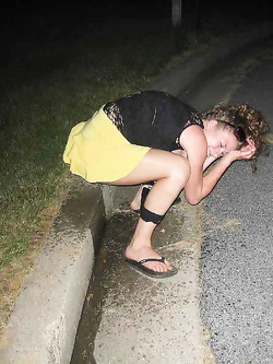 Ragazze ubriache pisciano