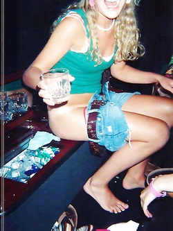 Ragazze ubriache pisciano