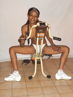 Ramona si presenta in varie pose sexi sulla Cyclet