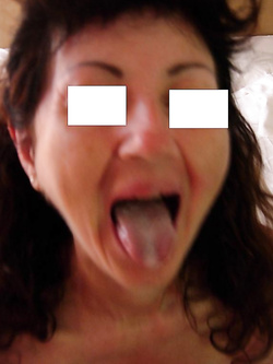 Amica aperta in una gita al mare