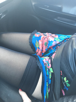 Lui guida e io lo eccito....