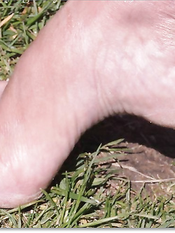 ANNA piedi e figa aperta sul balcone di casa