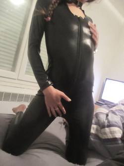 Donna latex scopata davanti a suo marito e sborrata