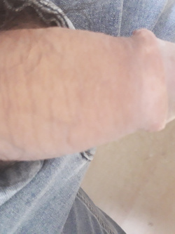 Dopo aver sborrato in ufficio sotto la scrivania