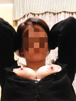 la mia troia ha voglia di crema sulle tette