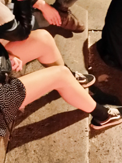 Ragazza carina minigonna vans calze