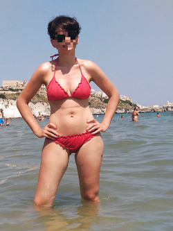 Al mare in costume rosso