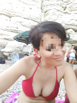 Al mare in costume rosso