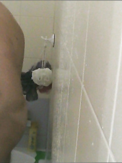 Anna puttanella in doccia