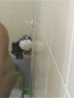 Anna puttanella in doccia