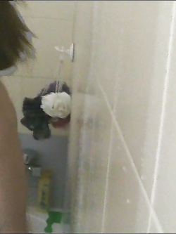 Anna puttanella in doccia