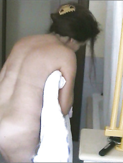 Anna puttanella in doccia 2