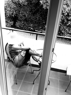 Moglie porca sul balcone