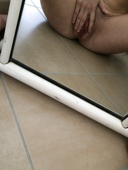 Nuda allo specchio in quarantena