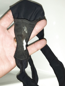 Mutandine di mia moglie sborrate dal capo