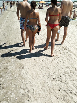 Due culi amatoriali da spiaggia