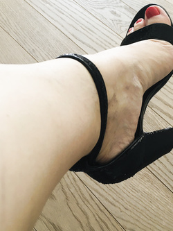 Un po' di piedini e un po' di culetto...