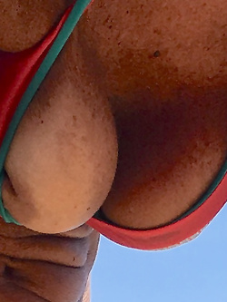 il capezzolone di mia moglie vuole uscire