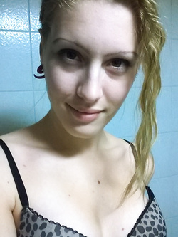 Selfie 19enne bionda figa