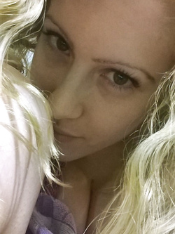 Selfie 19enne bionda figa