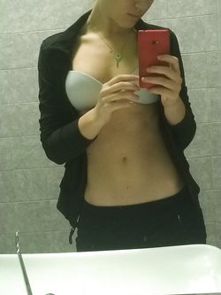 Selfie 19enne bionda figa