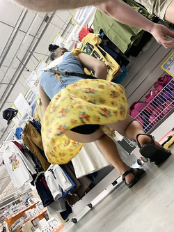 Al supermercato sotto la gona