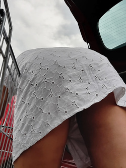 Al supermercato sotto la gona