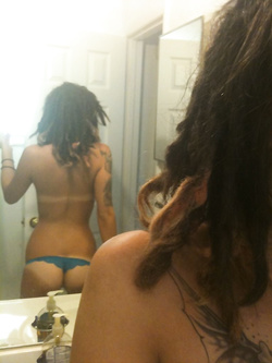 Ex tatuata troia, cagnolina schiavetta eccitata