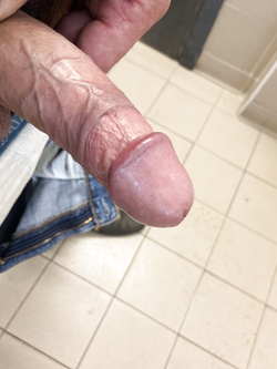 Scappellato al cesso publico