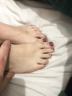 Piedini fidanzata e footjob al cazzone