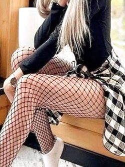 Adolescente bionda bisessuale molto perversa