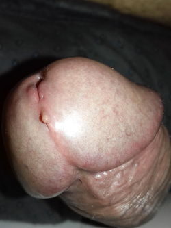 Sveglia mattutina durante la quotidiana rasatura della barba