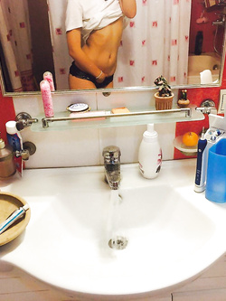 Giovane ragazza esibizionista