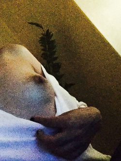 Giovane ragazza esibizionista