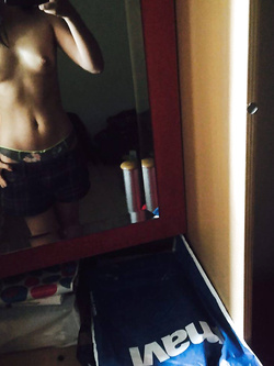 Giovane ragazza esibizionista