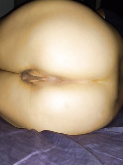 Moglie bel culo aperto e labbra carnose