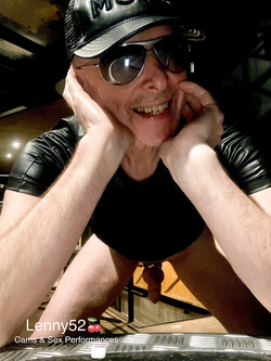 Lenny52 in un servizio fotografico nel suo sex club