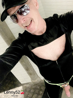 Lenny52 si masturba senza imbarazzo nei bagni di una discote