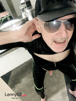 Lenny52 si masturba senza imbarazzo nei bagni di una discote