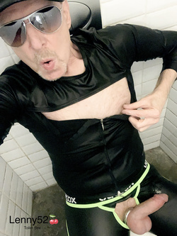 Lenny52 si masturba senza imbarazzo nei bagni di una discote