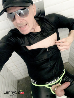 Lenny52 si masturba senza imbarazzo nei bagni di una discote