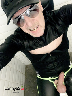 Lenny52 si masturba senza imbarazzo nei bagni di una discote