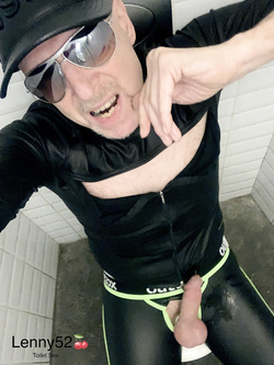 Lenny52 si masturba senza imbarazzo nei bagni di una discote