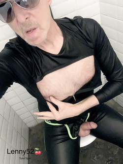 Lenny52 si masturba senza imbarazzo nei bagni di una discote
