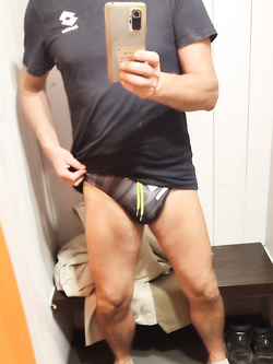 Maschio outdoor nudista culo con perizoma