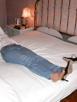 Dai puttana togliti le scarpe e mostra i tuoi piedi